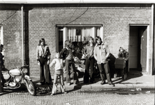 601339 Afbeelding van enkele jongeren bij het huis Houtplein 15 te Utrecht.